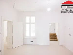 Prodej atypického bytu, Frýdek-Místek, Zámecké nám., 405 m2