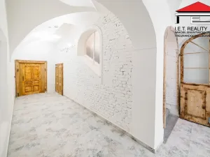 Prodej atypického bytu, Frýdek-Místek, Zámecké nám., 405 m2