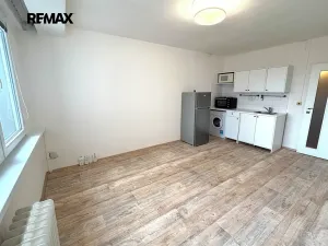 Pronájem bytu 1+kk, Praha - Kobylisy, Kyselova, 26 m2