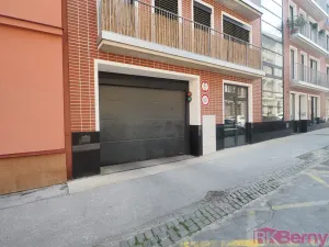 Pronájem garážového stání, Brno, Spolková, 13 m2