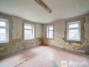 Prodej rodinného domu, Dolní Zálezly, Mírové náměstí, 250 m2