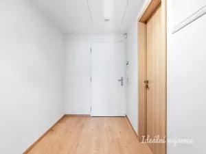 Pronájem bytu 1+kk, Praha - Hloubětín, Domalípova, 32 m2