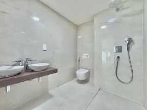 Prodej bytu 4+kk, Praha - Holyně, náměstí Pod lípou, 128 m2