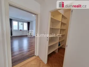 Pronájem bytu 2+1, Kralupy nad Vltavou - Lobeček, nám. Mládežníků, 54 m2