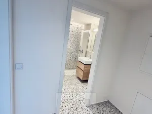Pronájem bytu 1+kk, Praha - Radlice, U Komína, 37 m2