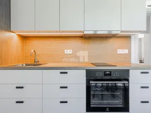 Pronájem atypického bytu, Praha - Strašnice, U krbu, 17 m2
