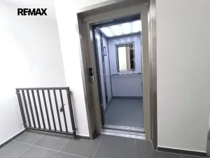 Pronájem bytu 1+kk, Praha - Uhříněves, Douchova, 30 m2