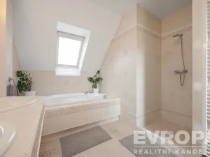 Prodej rodinného domu, Košátky, 350 m2