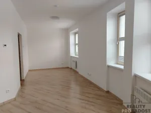 Pronájem bytu 1+kk, Znojmo, nám. Kpt. Otm. Chlupa, 35 m2