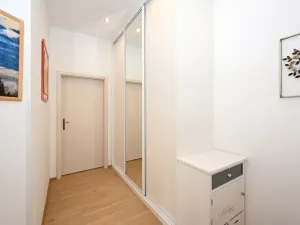 Pronájem bytu 2+1, Praha - Bubeneč, náměstí Interbrigády, 51 m2