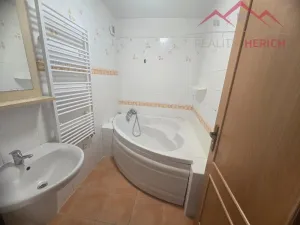 Pronájem atypického bytu, Chomutov, náměstí Dr. Beneše, 155 m2