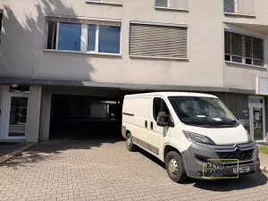 Pronájem garážového stání, Brno, Kosmova, 13 m2