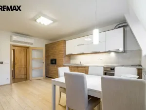 Pronájem bytu 4+kk, Karlovy Vary, Bulharská, 118 m2