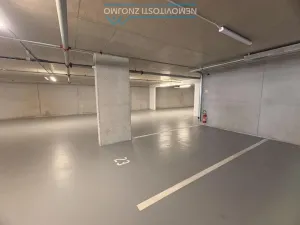 Pronájem garážového stání, Znojmo, Jarošova, 15 m2