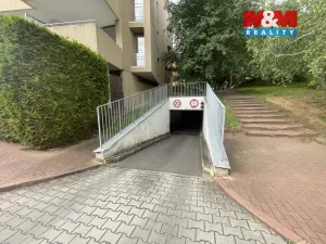 Pronájem garážového stání, Praha - Troja, K Haltýři, 13 m2