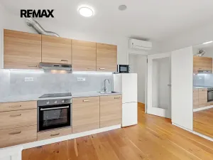 Pronájem bytu 1+kk, Praha - Vinohrady, Perucká, 27 m2