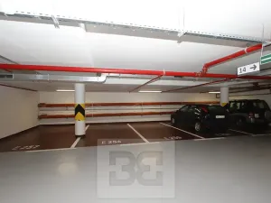 Pronájem garážového stání, Praha - Holešovice, Sanderova, 15 m2