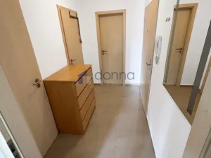 Pronájem bytu 1+kk, Praha, U Hostavického potoka, 36 m2
