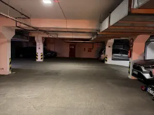 Pronájem garážového stání, Praha - Vršovice, Moskevská, 13 m2
