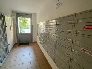 Prodej bytu 2+kk, Praha, Bazovského, 42 m2