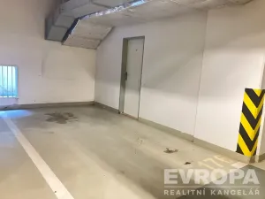Pronájem garážového stání, Praha - Dejvice, Heinemannova, 18 m2