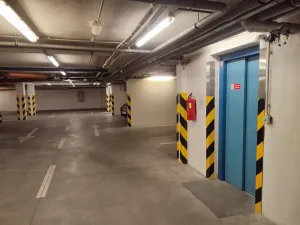 Pronájem garážového stání, Praha - Žižkov, Jeseniova, 14 m2