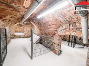 Prodej bytu 2+kk, Frýdek-Místek, Zámecké nám., 89 m2