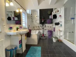 Pronájem atypického bytu, Karlovy Vary, Ondříčkova, 120 m2