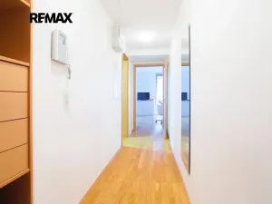 Prodej bytu 1+kk, Praha - Žižkov, Ke kapslovně, 38 m2