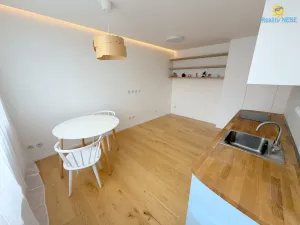 Pronájem bytu 1+kk, Praha - Prosek, Veltruská, 27 m2
