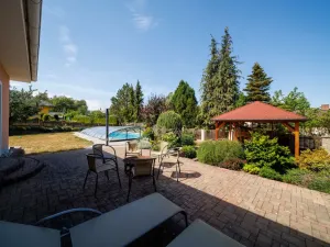 Prodej rodinného domu, Luženičky, 300 m2