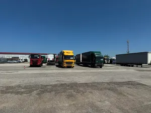 Pronájem komerčního pozemku, Holubice, 700 m2