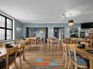 Pronájem restaurace, Praha - Záběhlice, Roztylské náměstí, 335 m2