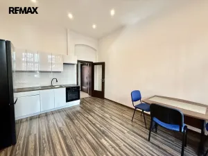 Pronájem bytu 2+kk, Karlovy Vary, Bělehradská, 45 m2