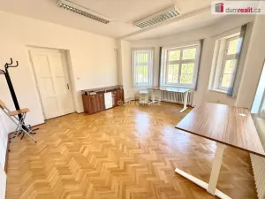Pronájem kanceláře, Veltrusy, nám. A. Dvořáka, 24 m2