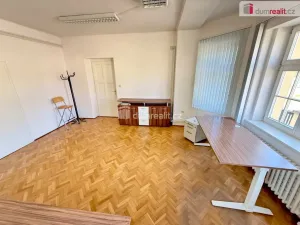 Pronájem kanceláře, Veltrusy, nám. A. Dvořáka, 24 m2