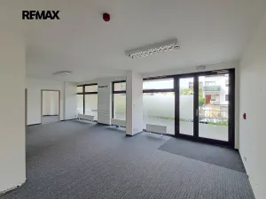 Pronájem obchodního prostoru, Praha - Modřany, Soukalova, 104 m2