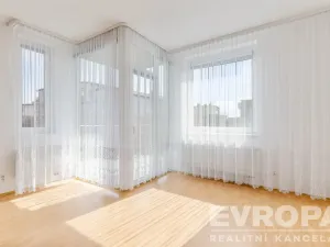 Prodej bytu 2+1, Praha - Újezd, Pastevců, 70 m2