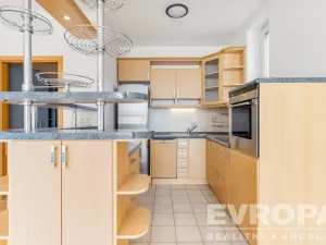Prodej bytu 2+1, Praha - Újezd, Pastevců, 70 m2