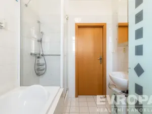 Prodej bytu 2+1, Praha - Újezd, Pastevců, 70 m2
