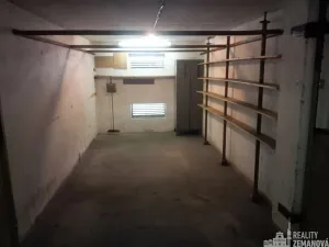 Pronájem garážového stání, Praha - Podolí, Kubištova, 17 m2