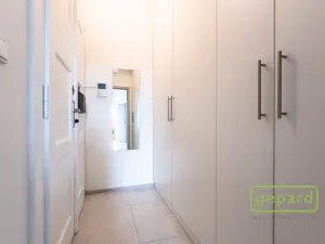 Pronájem bytu 2+kk, Praha, Oblouková, 50 m2