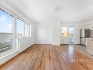 Pronájem bytu 1+kk, Praha - Kyje, Sicherova, 33 m2