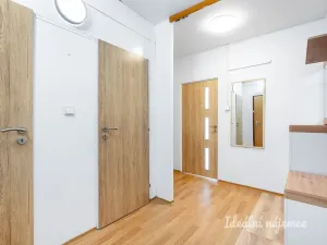 Pronájem bytu 2+kk, Praha, Ohradní, 42 m2