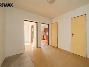 Prodej bytu 3+1, Odolena Voda - Dolínek, Náměstí Vítězslava Hálka, 77 m2