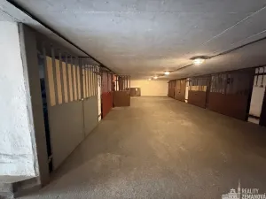 Pronájem garážového stání, Praha - Podolí, Kubištova, 17 m2