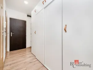 Pronájem bytu 2+kk, Praha - Kobylisy, Chabařovická, 47 m2