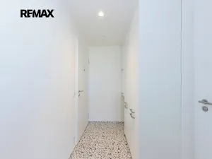 Pronájem bytu 1+kk, Praha - Radlice, U Komína, 37 m2