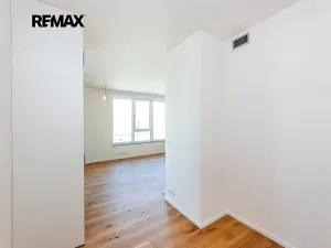 Pronájem bytu 1+kk, Praha - Radlice, U Komína, 37 m2