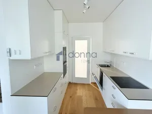 Pronájem bytu 1+kk, Praha, Vladimíra Kobranova, 39 m2